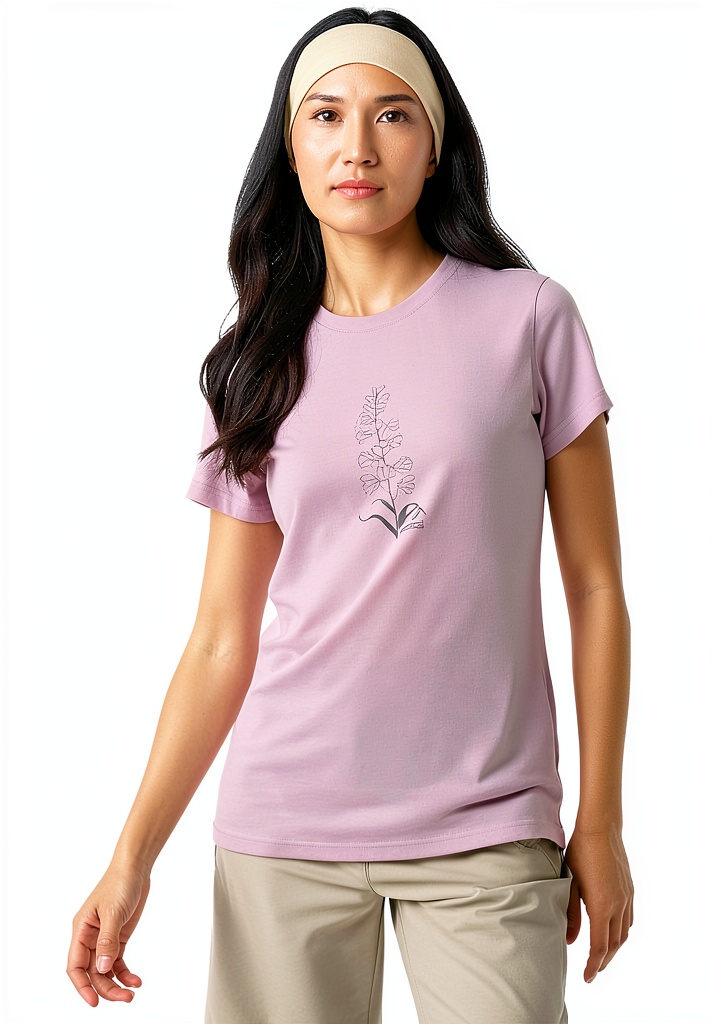T-shirt Regatta Escade Rosa Donna indossata da una modella in un ambiente urbano, inquadratura a figura intera