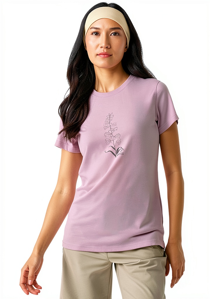 'T-shirt Regatta Escade rosa indossata in un contesto casual'