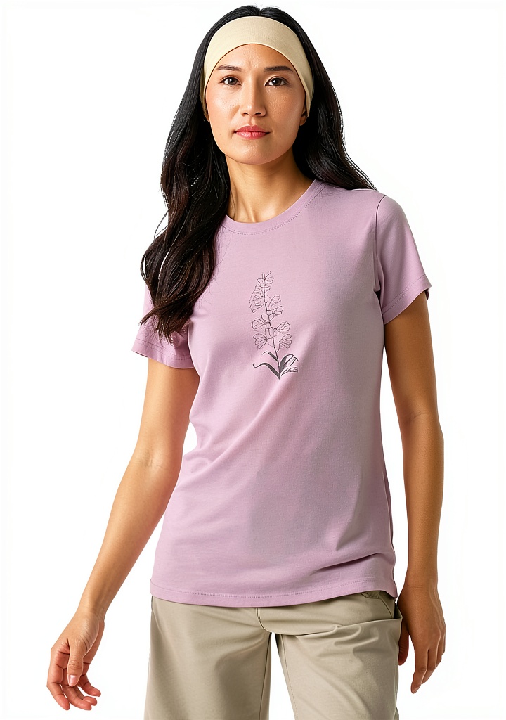 T‑shirt donna Regatta Escade rosa indossata da una modella in un contesto urbano estivo