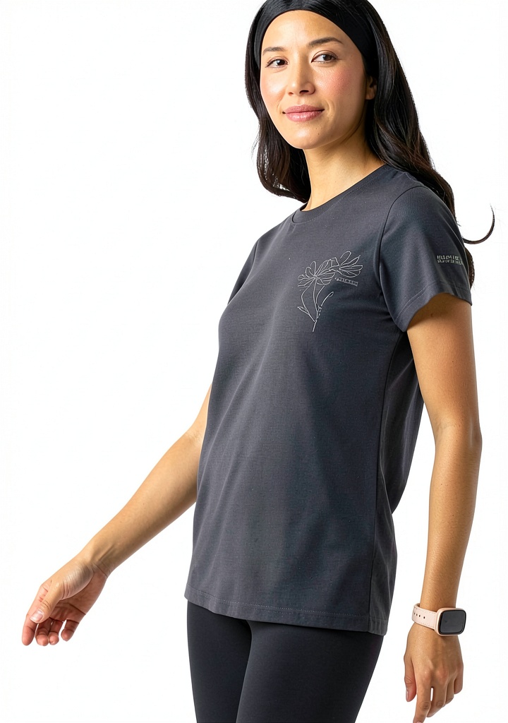 'Donna che indossa la T-shirt Regatta Escade in un ambiente casual'